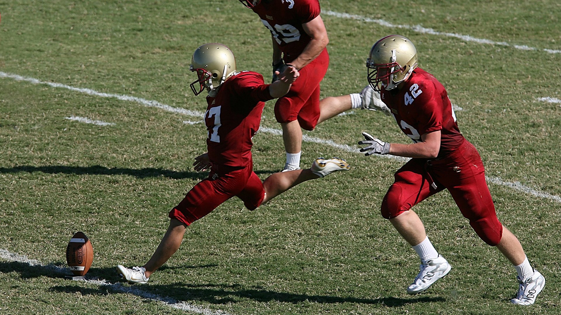 世界杯八强：阿根廷3比1淘汰日本 梅西赛后拥抱日方门将称赞其表现